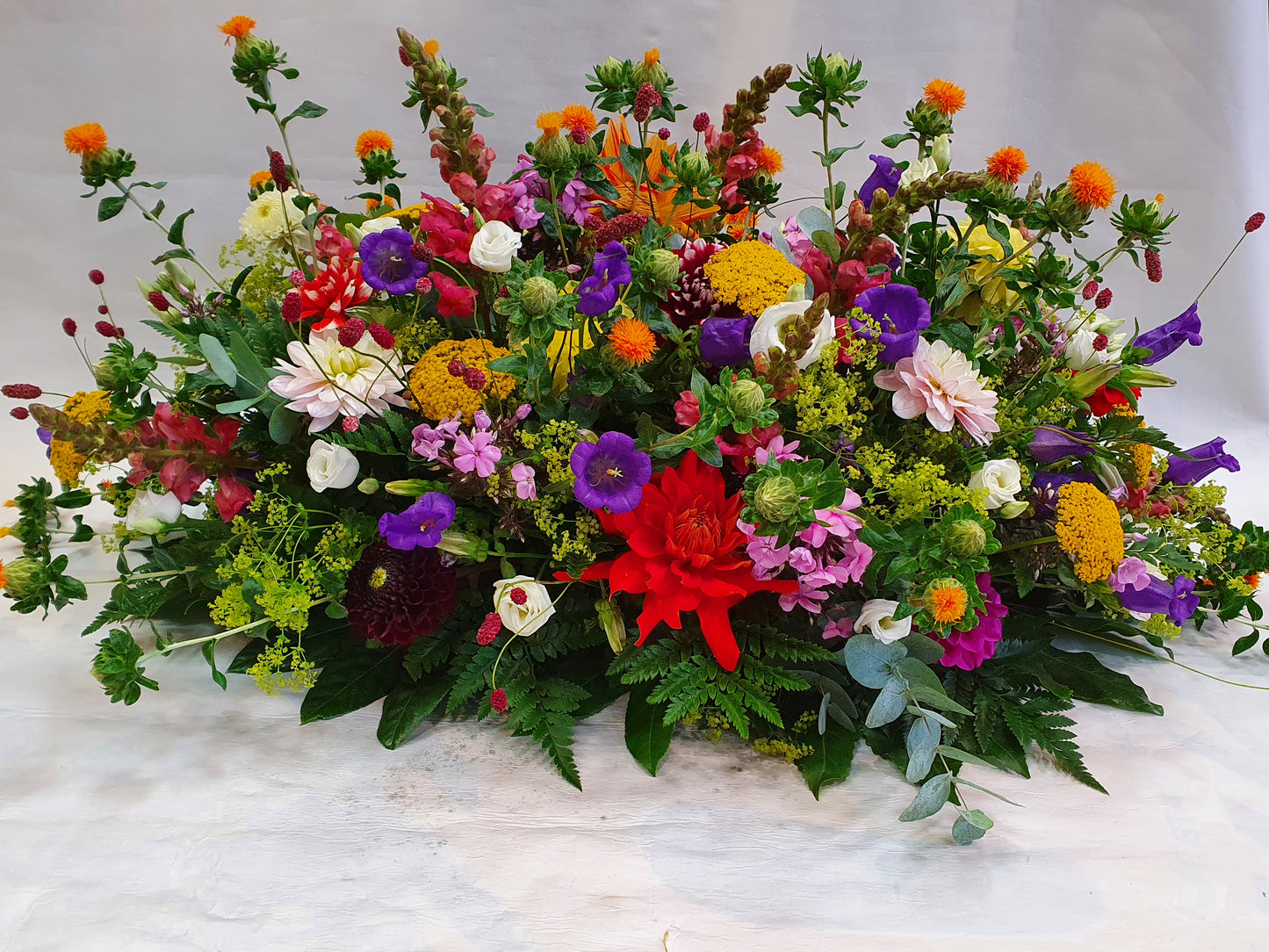 Bonte bloemen rouwstuk