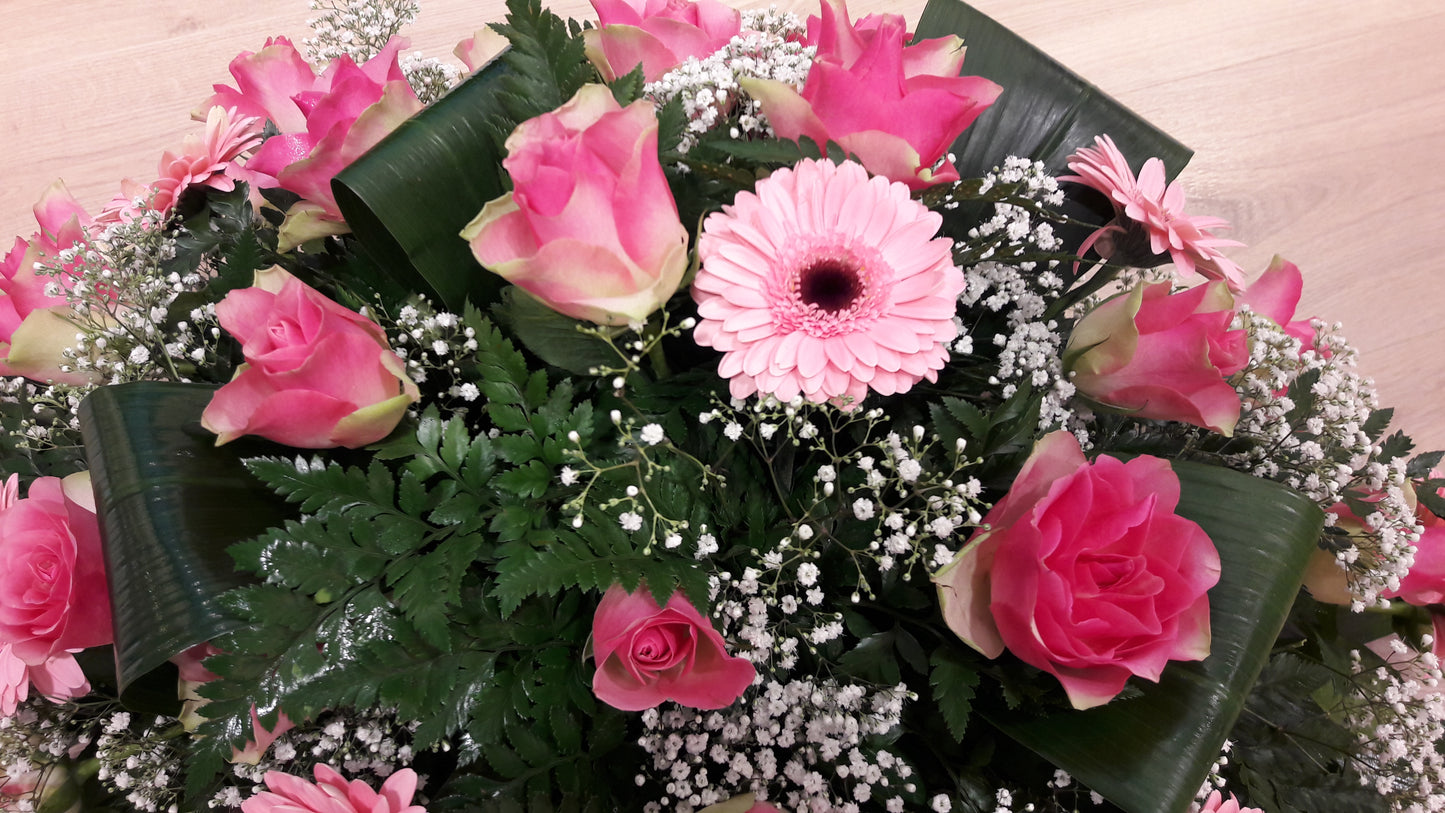 Roos en gerbera's roze