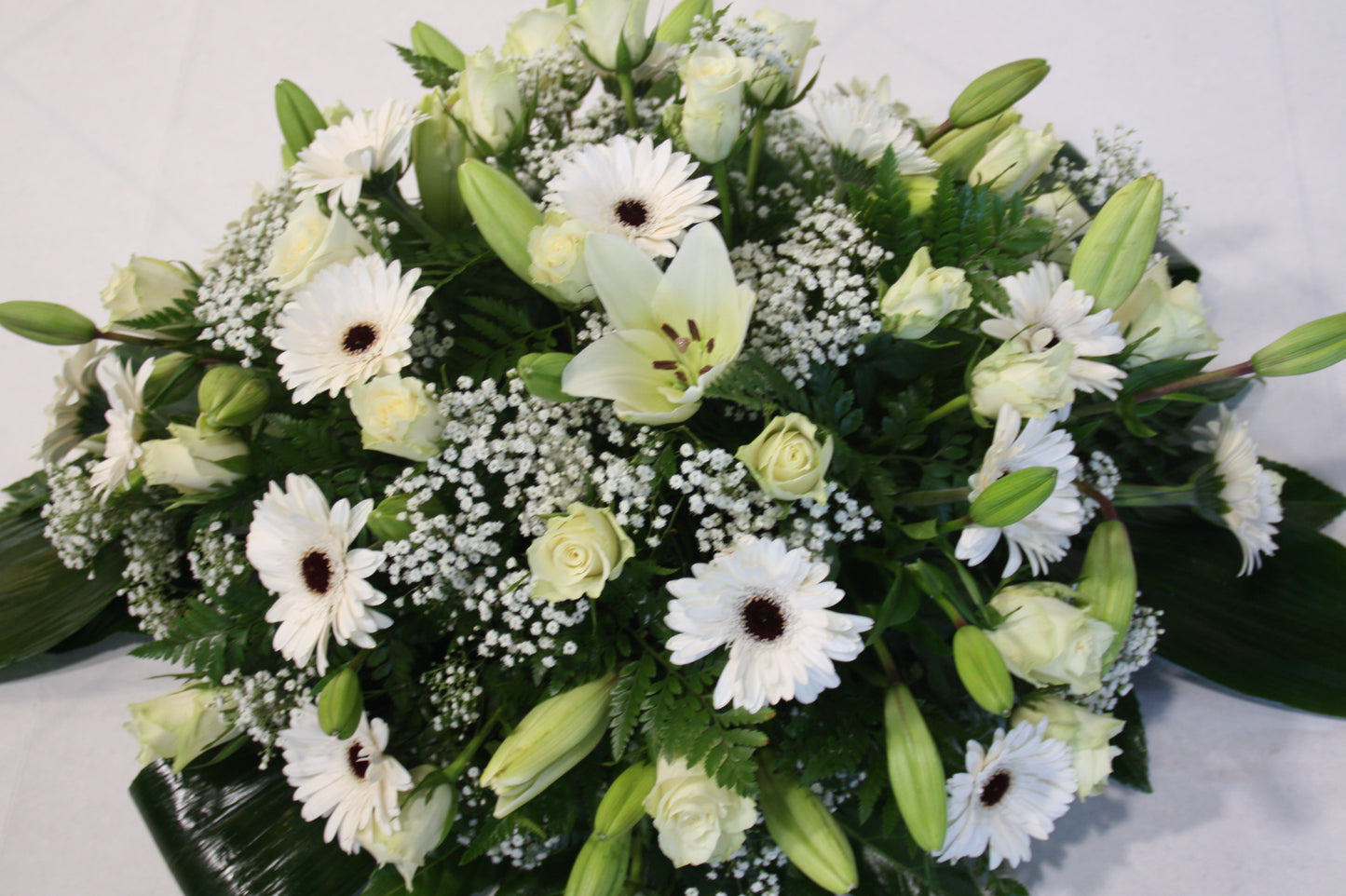 Biedermeier roos, gerbera, lelie wit