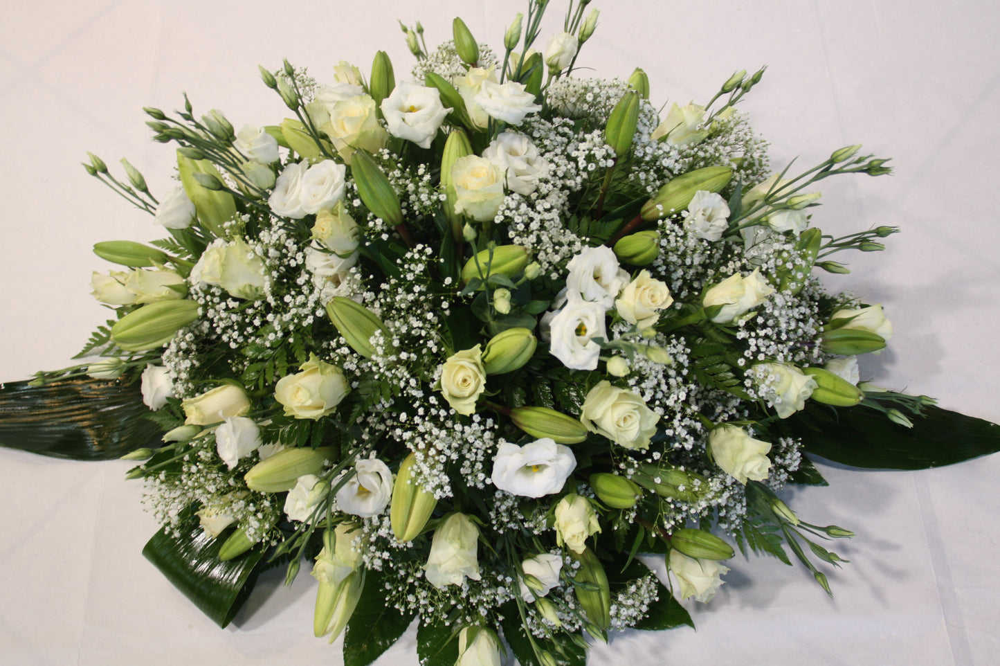 rouwstuk witte roos lelie en lisianthus